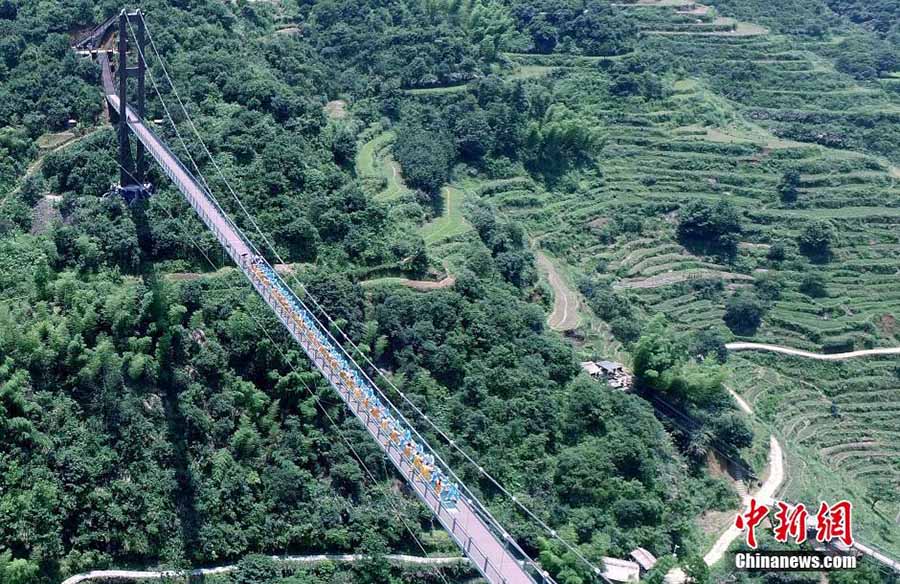 Grupo de entusiastas de Tai Chi ocupa ponte em Jiangxi