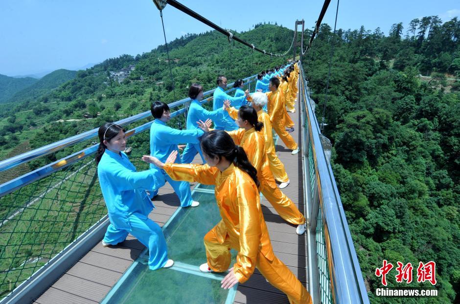 Grupo de entusiastas de Tai Chi ocupa ponte em Jiangxi