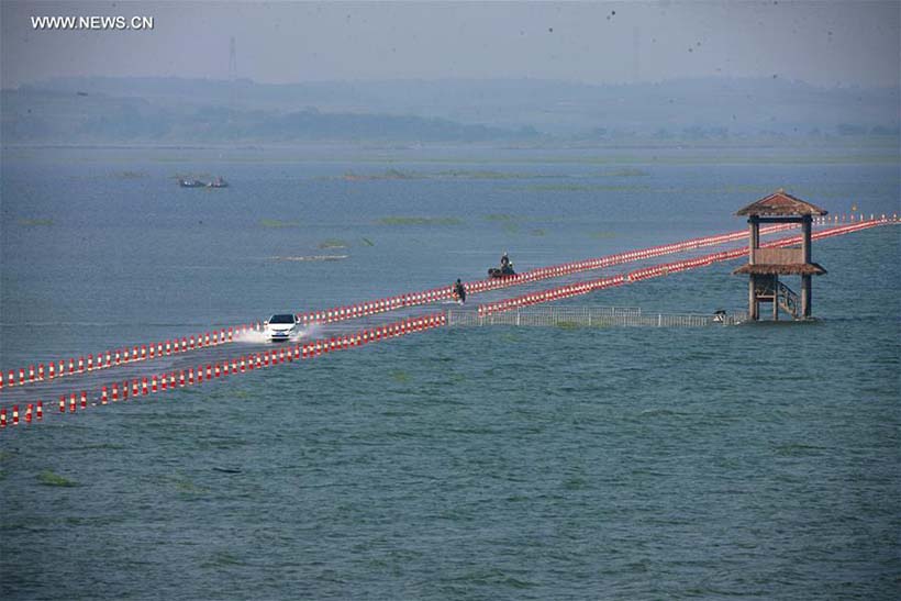 Chuvas no Lago Poyang fazem estrada quase sumir embaixo d’água