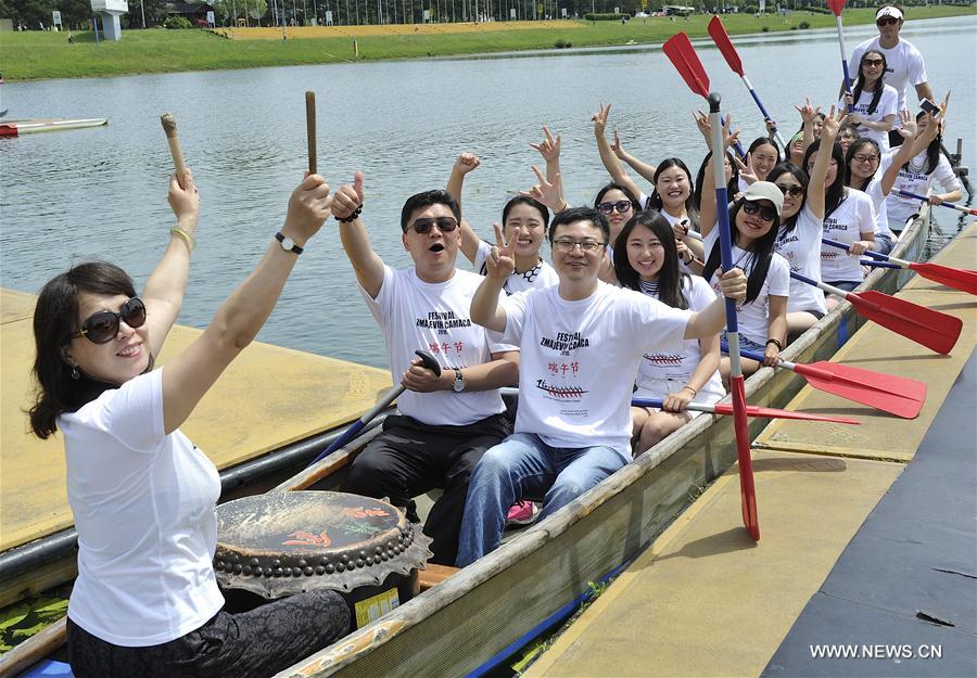 Croácia realiza competi??o de barcos-drag?o