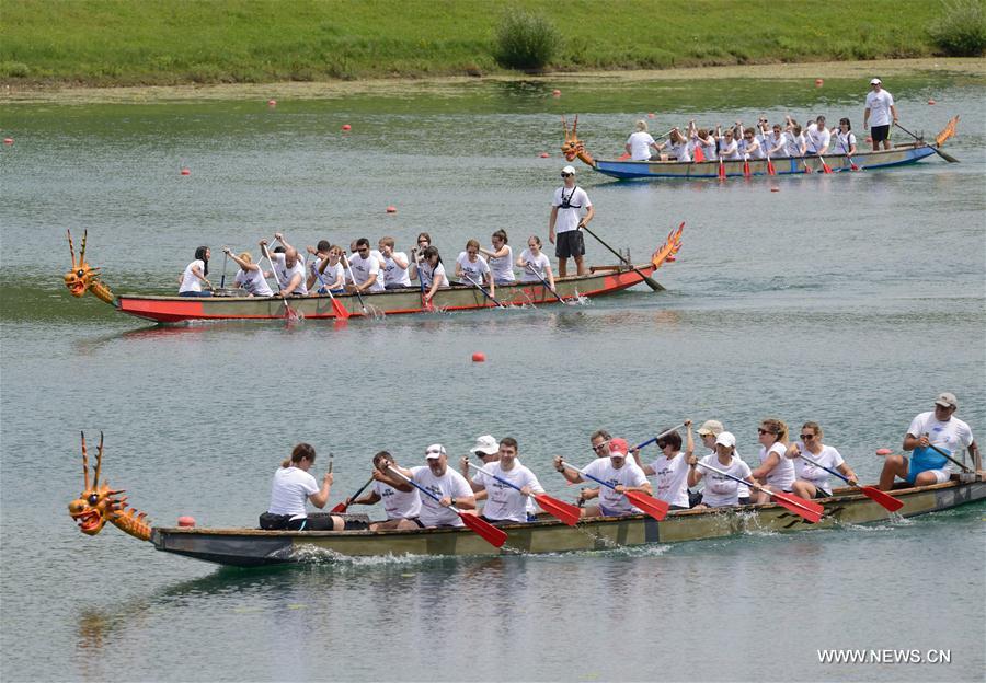 Croácia realiza competi??o de barcos-drag?o