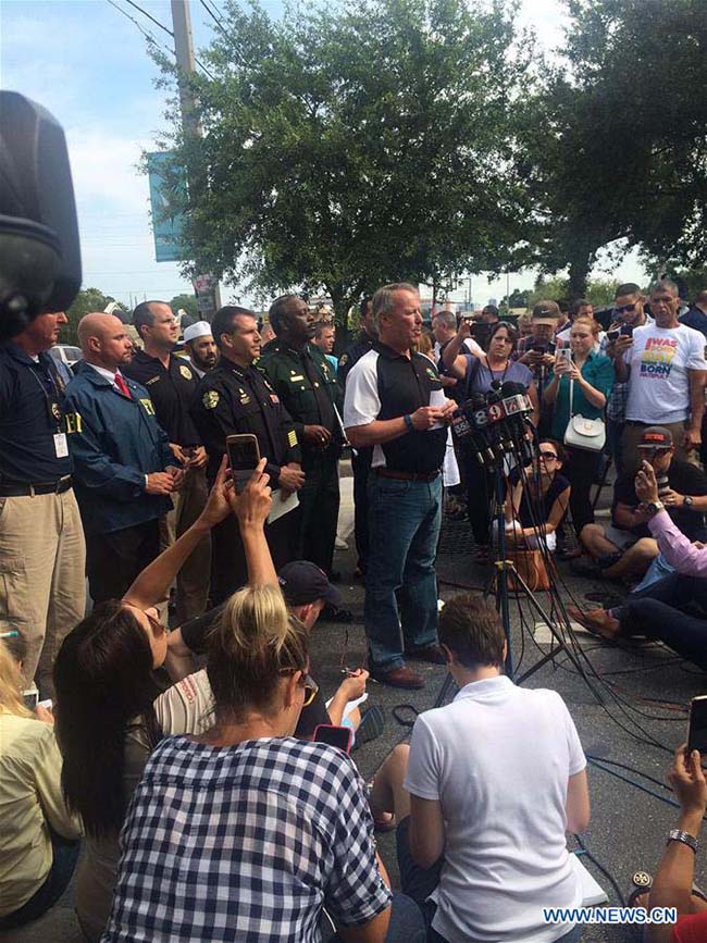 Tiroteio em discoteca LGBT na Florida provoca pelo menos 50 mortos e 53 feridos