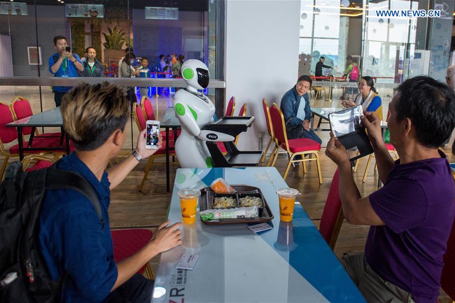 Centro teste de rob?s recebe visitantes no sudoeste da China