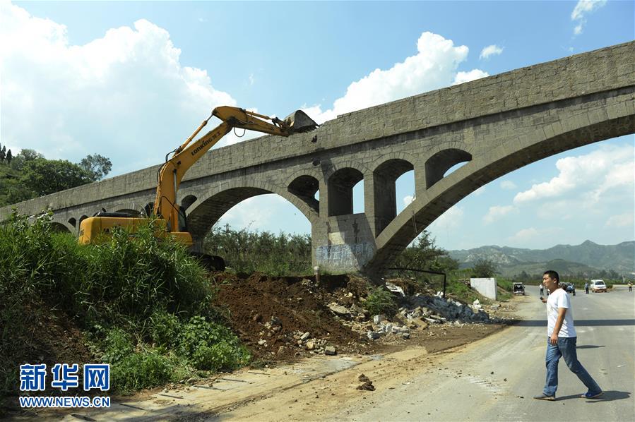 Quebra de aqueduto mata seis no centro da China