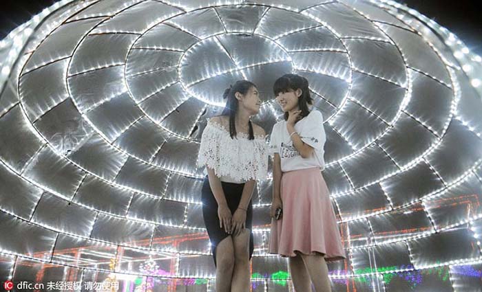 Milh?es de LEDs criam mundo de fantasia no noroeste da China