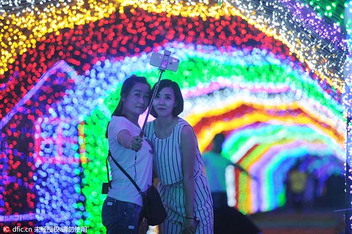 Milh?es de LEDs criam mundo de fantasia no noroeste da China