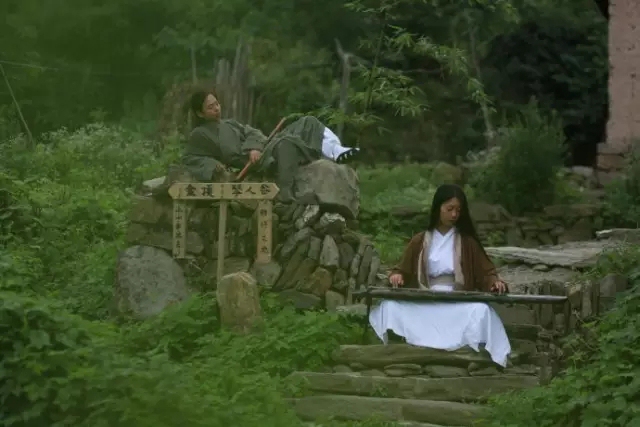 Homem leva esposa e filha às montanhas para viver uma vida natural