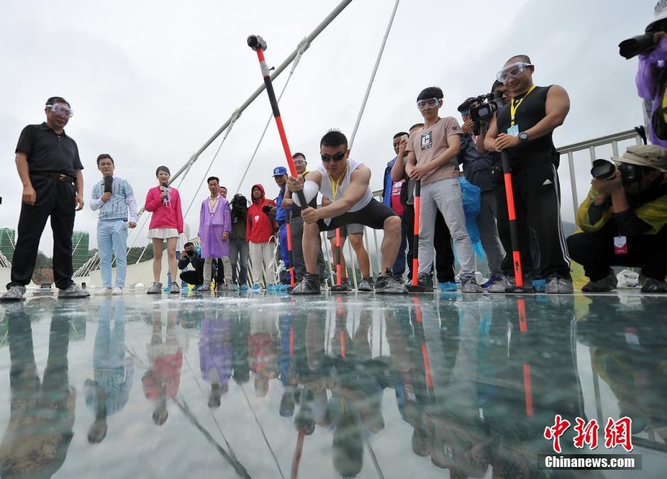 Ponte de vidro mais comprida e alta no mundo recebe teste de seguran?a