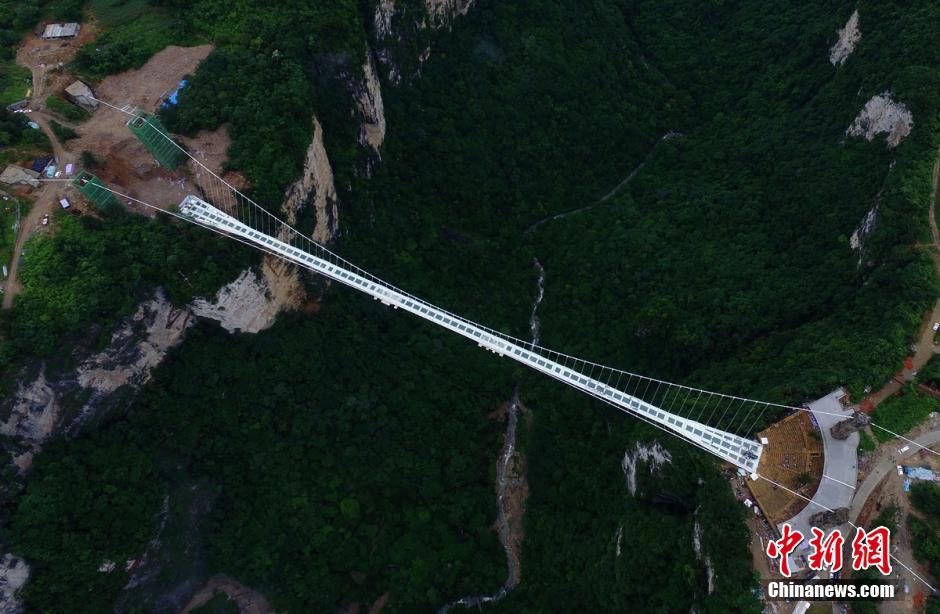Ponte de vidro mais comprida e alta no mundo recebe teste de seguran?a
