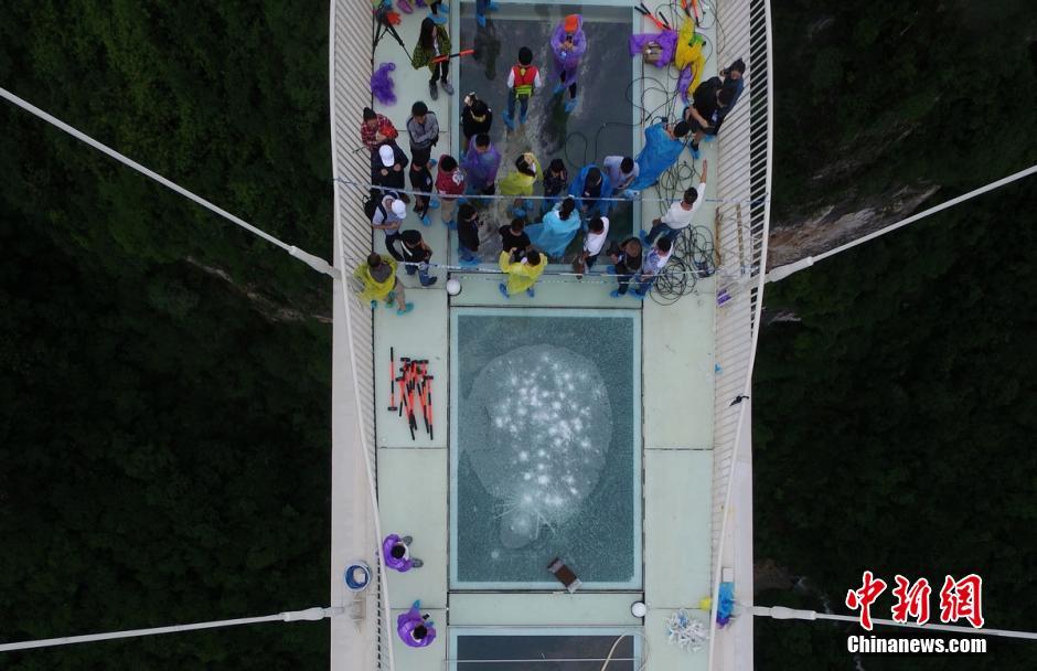 Ponte de vidro mais comprida e alta no mundo recebe teste de seguran?a