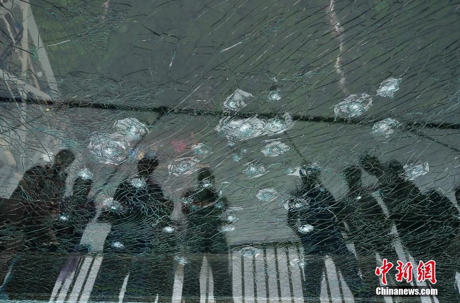 Ponte de vidro mais comprida e alta no mundo recebe teste de seguran?a