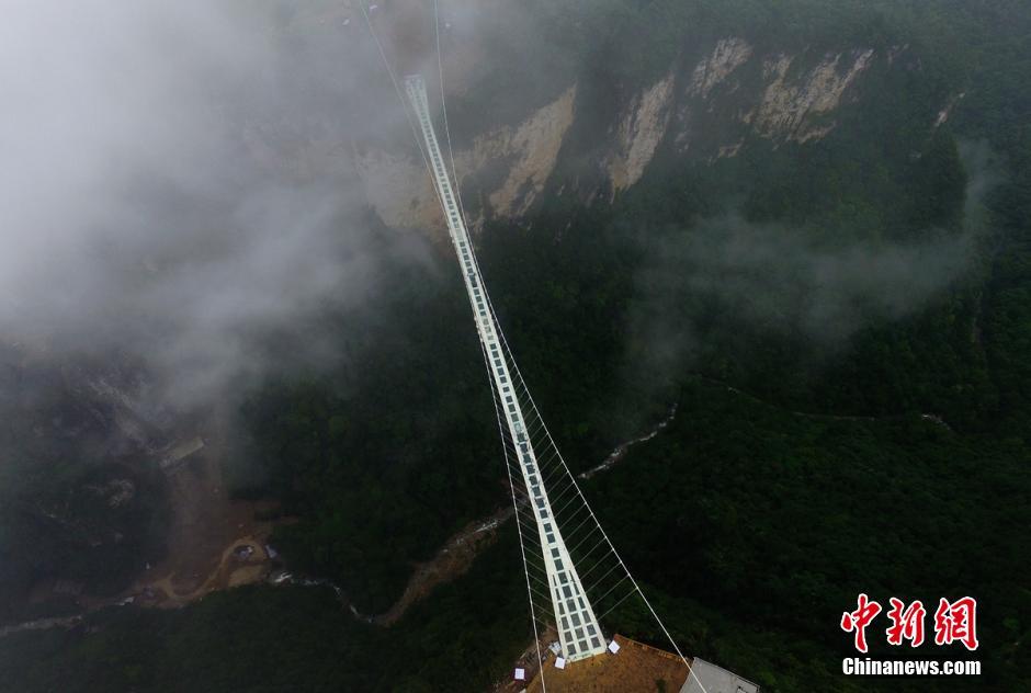 Ponte de vidro mais comprida e alta no mundo recebe teste de seguran?a