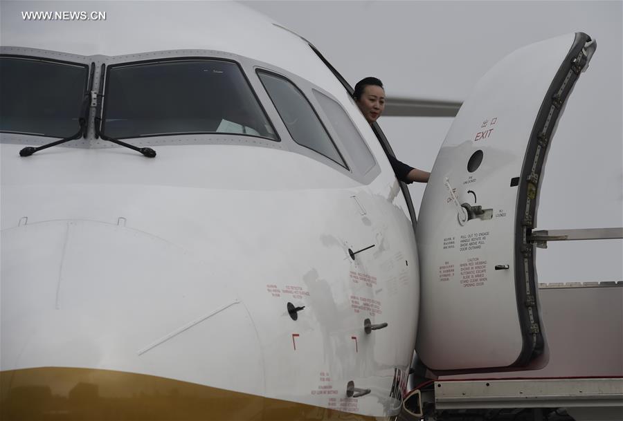 Primeiro jato regional da China come?a a operar