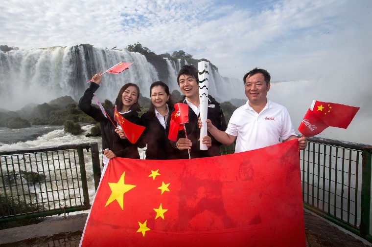 Personalidades chinesas chegam ao Brasil para revezamento de tocha olímpica