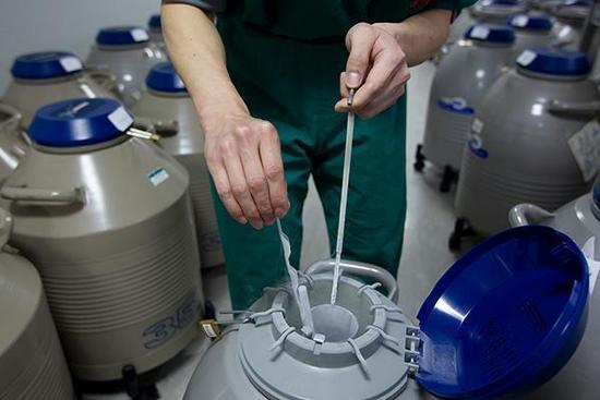 Bebê saudável nasce de embri?o congelado há 18 anos no leste da China