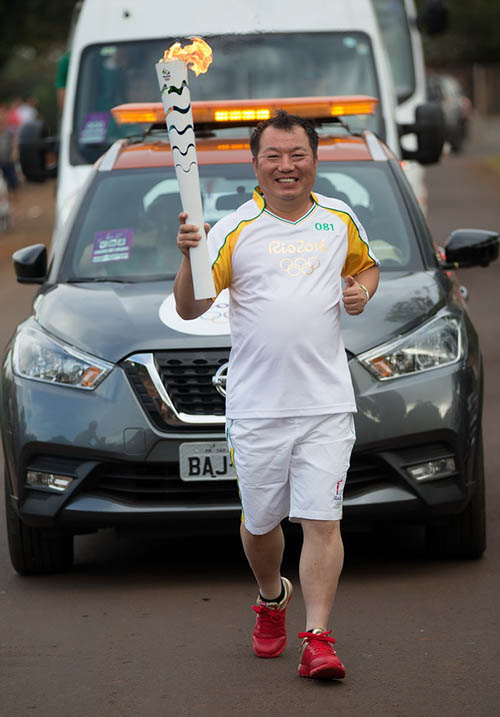 Personalidades chinesas participam do revezamento de tocha olímpica do Rio 2016
