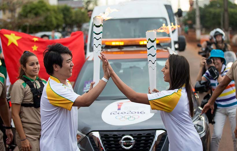 Personalidades chinesas participam do revezamento de tocha olímpica do Rio 2016