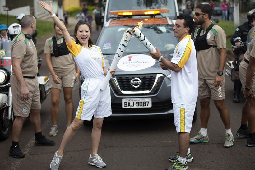 Personalidades chinesas participam do revezamento de tocha olímpica do Rio 2016