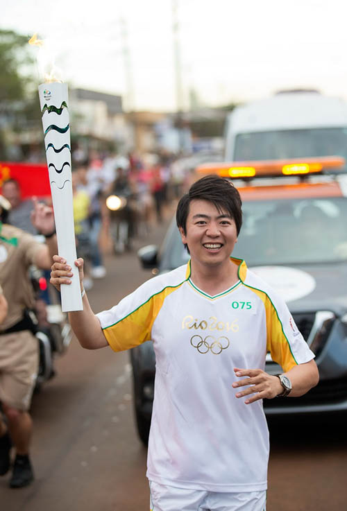 Personalidades chinesas participam do revezamento de tocha olímpica do Rio 2016