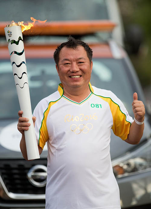 Personalidades chinesas participam do revezamento de tocha olímpica do Rio 2016