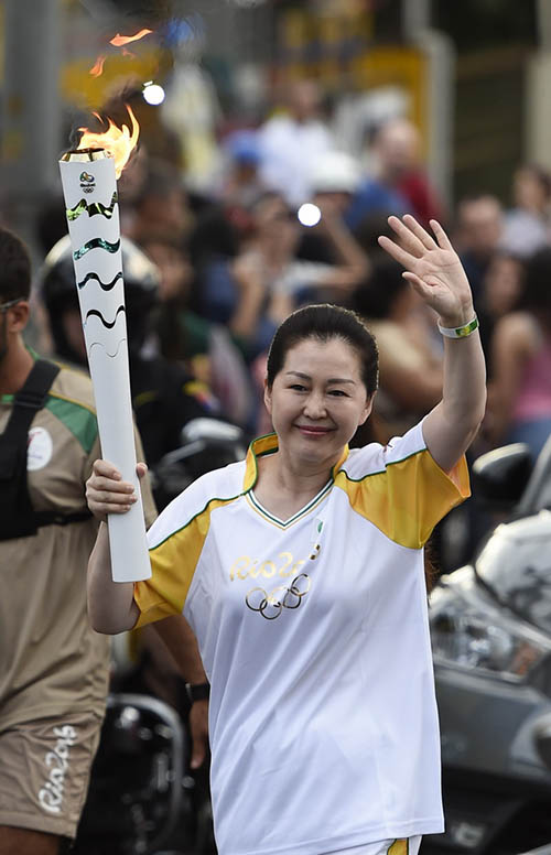 Personalidades chinesas participam do revezamento de tocha olímpica do Rio 2016