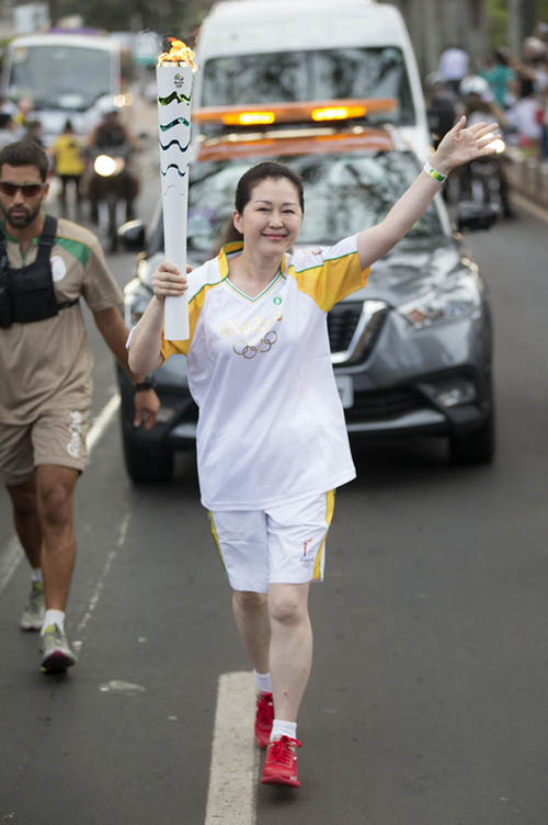 Personalidades chinesas participam do revezamento de tocha olímpica do Rio 2016