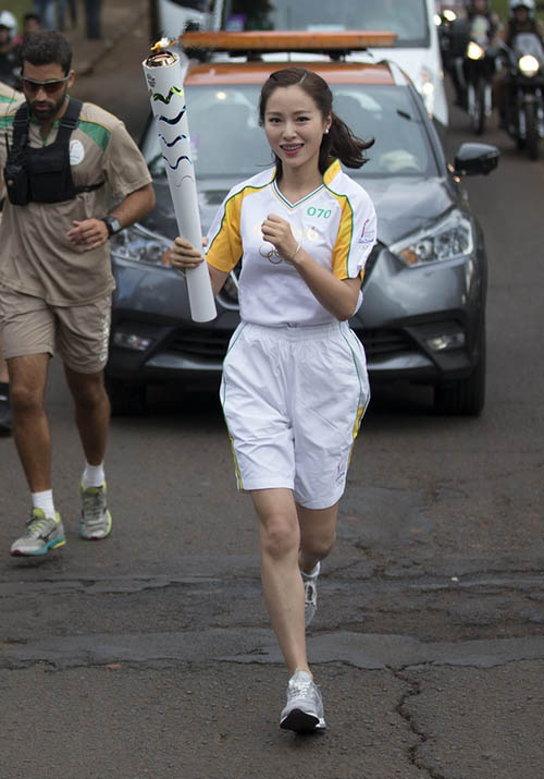 Personalidades chinesas participam do revezamento de tocha olímpica do Rio 2016