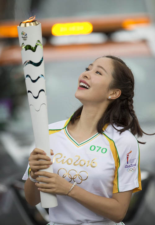 Personalidades chinesas participam do revezamento de tocha olímpica do Rio 2016