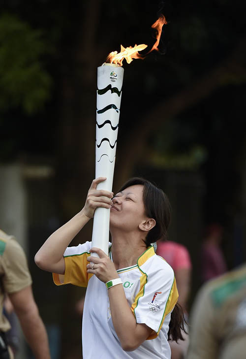 Personalidades chinesas participam do revezamento de tocha olímpica do Rio 2016