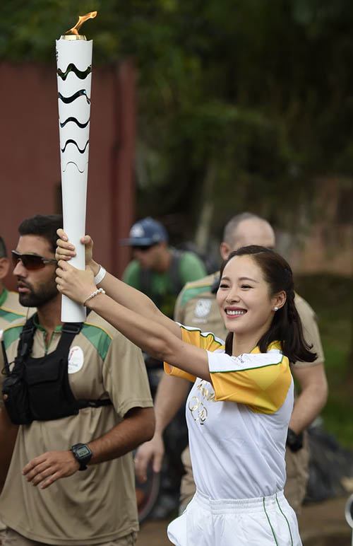 Personalidades chinesas participam do revezamento de tocha olímpica do Rio 2016