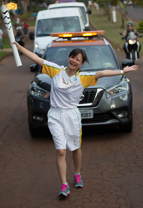 Personalidades chinesas participam do revezamento de tocha olímpica do Rio 2016