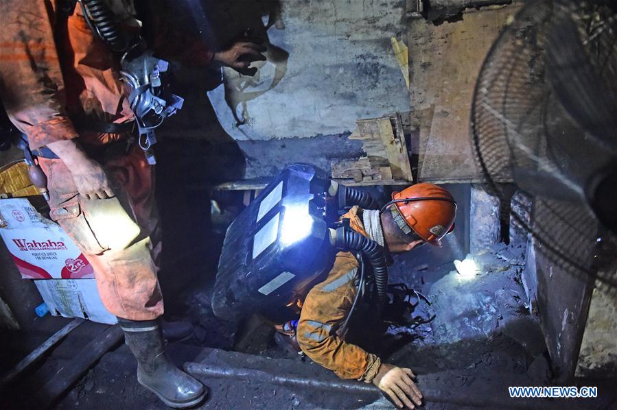 Incêndio em mina de carv?o aprisiona 13 mineiros no nordeste da China