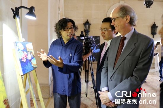 Artista chinês realiza exposi??o com temas olímpicos