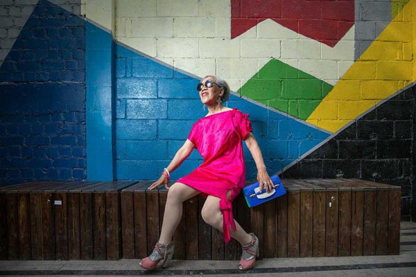 Vovó chinesa com “sentido de moda apurado” atrai aten??o nas redes sociais