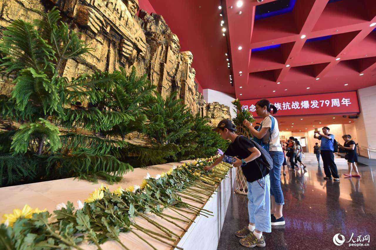 Visitantes acorrem ao museu memorial em homenagem ao 79o aniversário do Incidente da Ponte Marco Polo