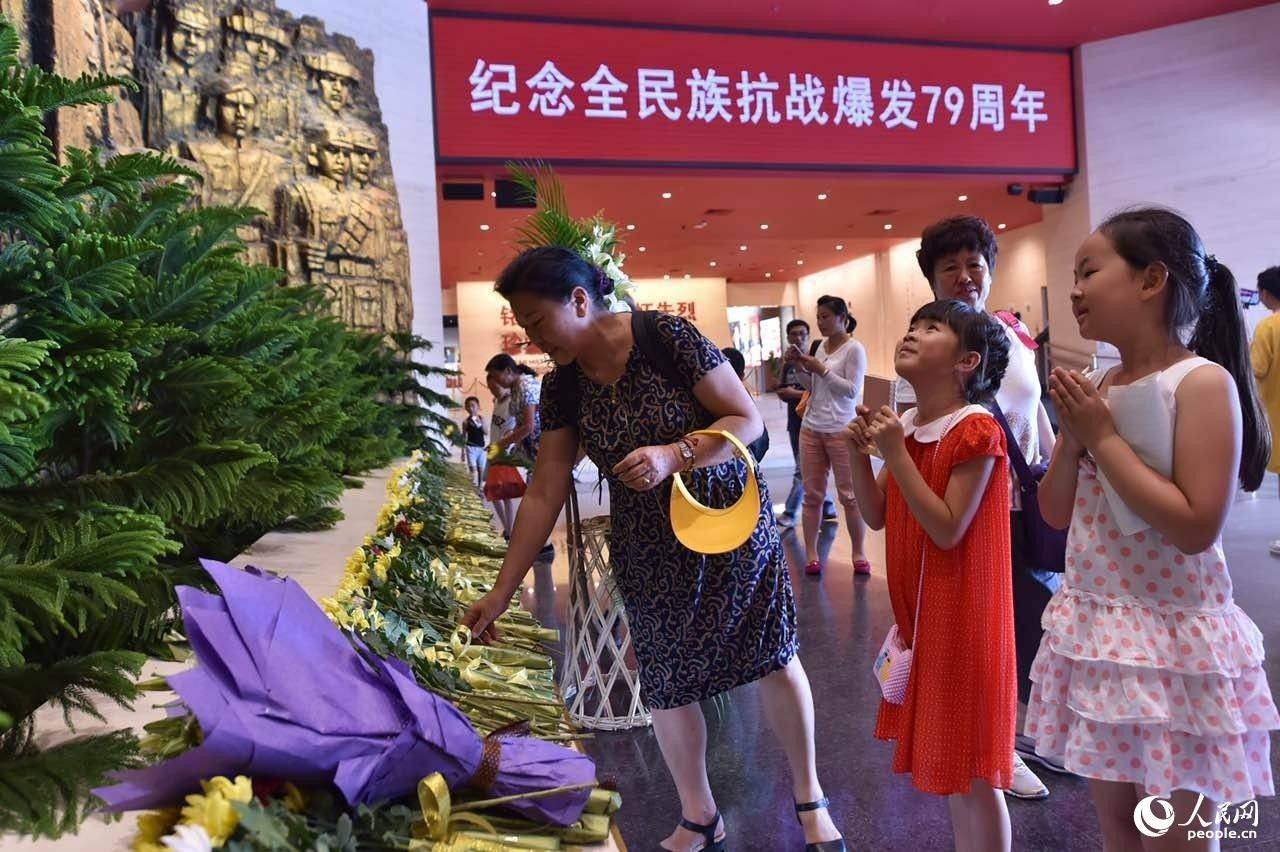 Visitantes acorrem ao museu memorial em homenagem ao 79o aniversário do Incidente da Ponte Marco Polo