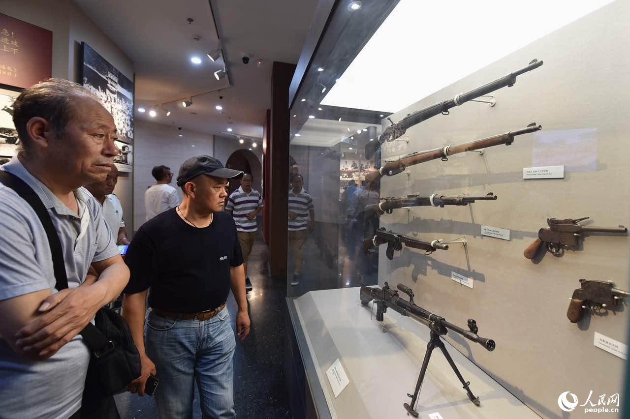 Visitantes acorrem ao museu memorial em homenagem ao 79o aniversário do Incidente da Ponte Marco Polo