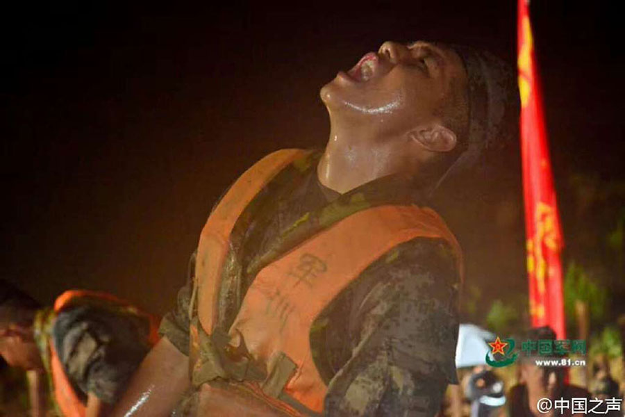 Militares chineses participam no controlo de inunda??es