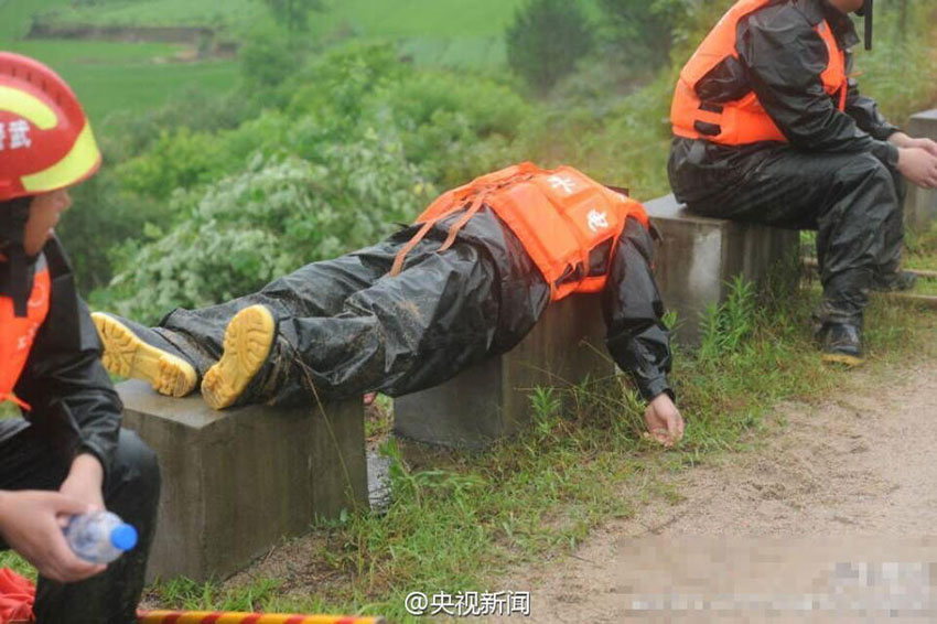 Militares chineses participam no controlo de inunda??es