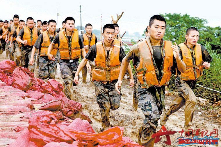 Militares chineses participam no controlo de inunda??es