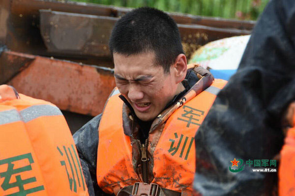 Militares chineses participam no controlo de inunda??es