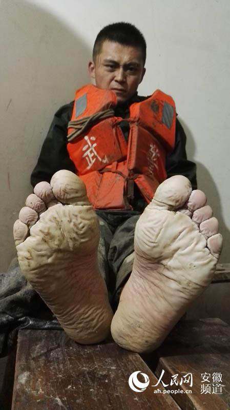 Militares chineses participam no controlo de inunda??es