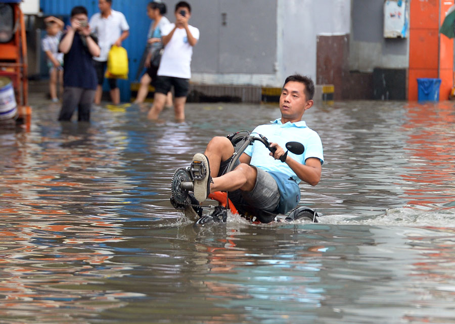 Tempestade provoca inunda??o na cidade de Wuhan