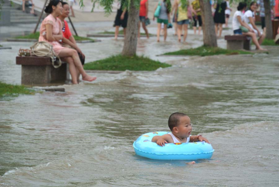 Tempestade provoca inunda??o na cidade de Wuhan