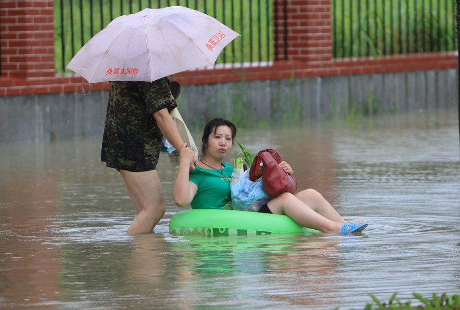 Tempestade provoca inunda??o na cidade de Wuhan