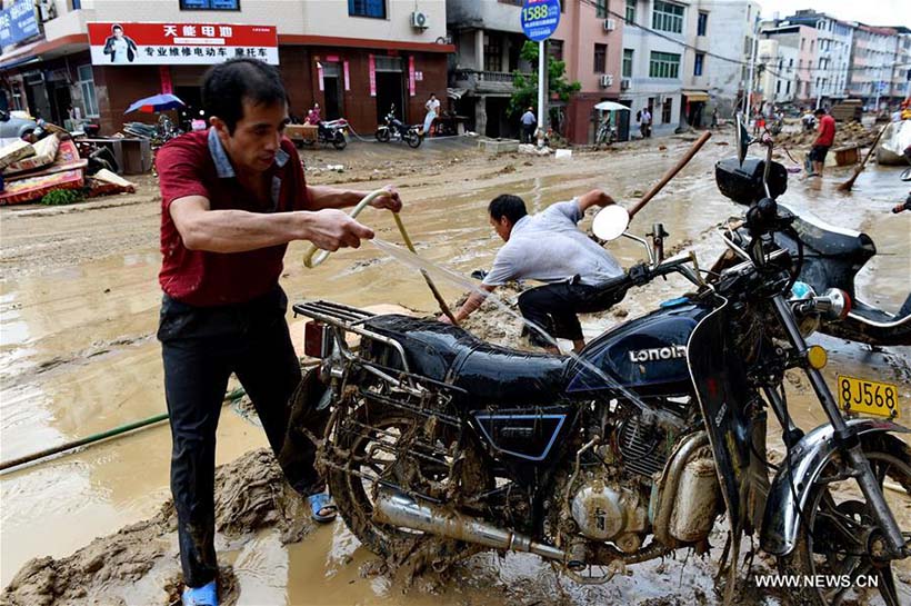 Tuf?o Nepartak deixa seis mortos e oito desaparecidos no leste da China