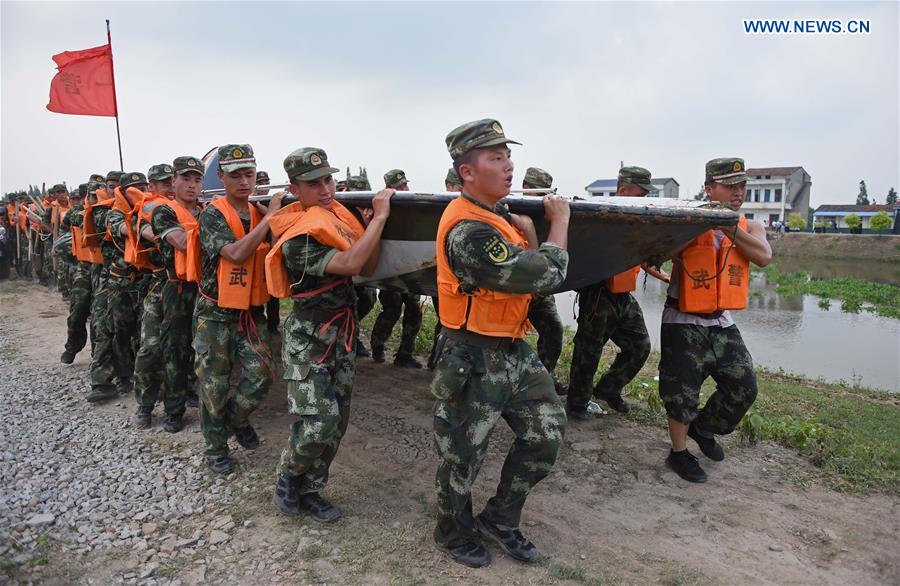 Rompimento de dique obriga moradores a serem evacuados