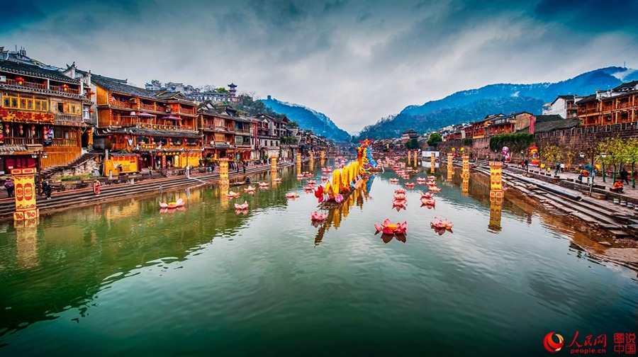  Cidade antiga de Fenghuang atrai visitantes