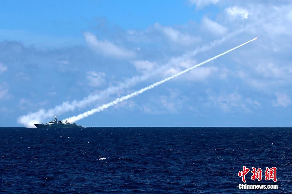 Marinha chinesa realiza exercício de combate no Mar do Sul da China
