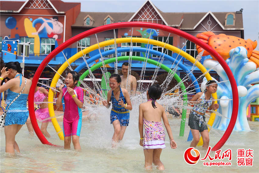 Parque aquático atrai multid?o devido ao forte calor constante